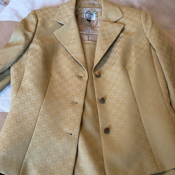 Suit - Picture 4 of 10